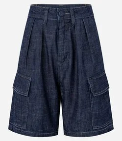 Bermuda Jeans com Pregas e Bolsos Cargo