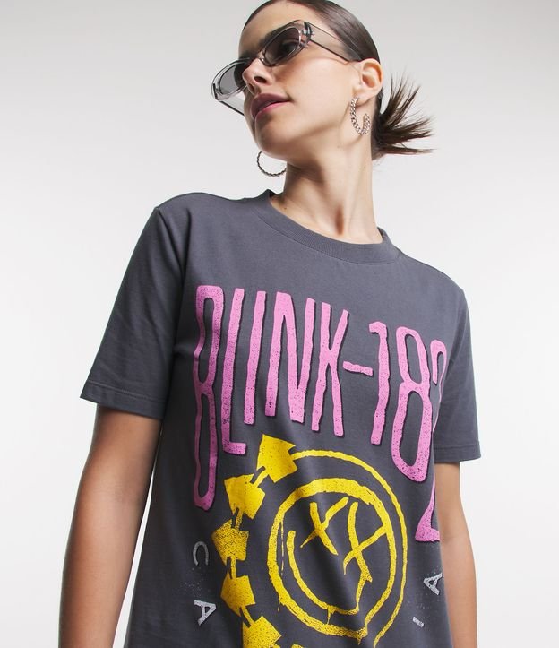 Camiseta Alongada em Meia Malha com Estampa Blink 182 Cinza 4