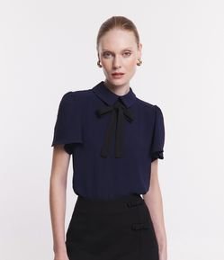 Blusa com Laço na Gola e Manga Bufante