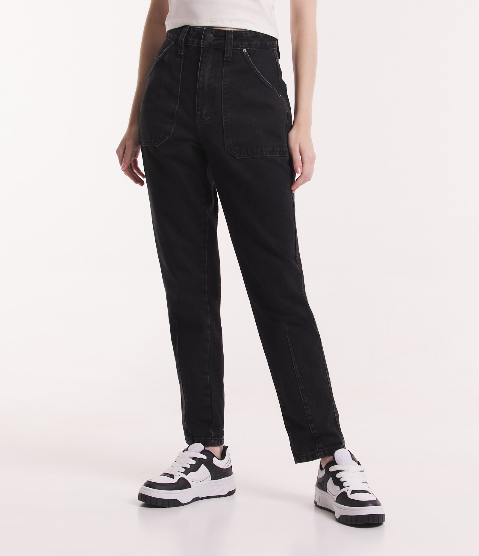 Calça Mom Jeans com Bolsos Grandes e Ajuste na Barra Preto 2