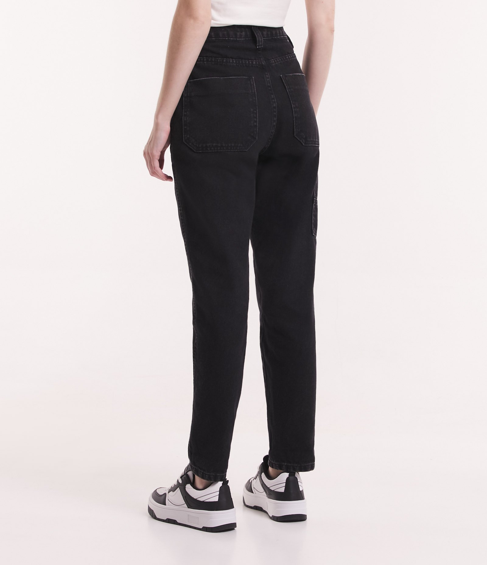 Calça Mom Jeans com Bolsos Grandes e Ajuste na Barra Preto 3