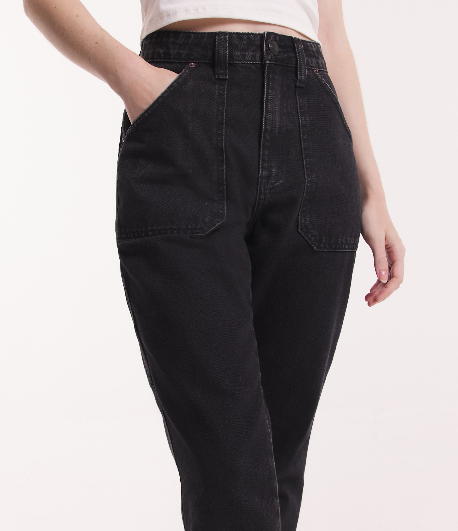 Calça Mom Jeans com Bolsos Grandes e Ajuste na Barra Preto 4