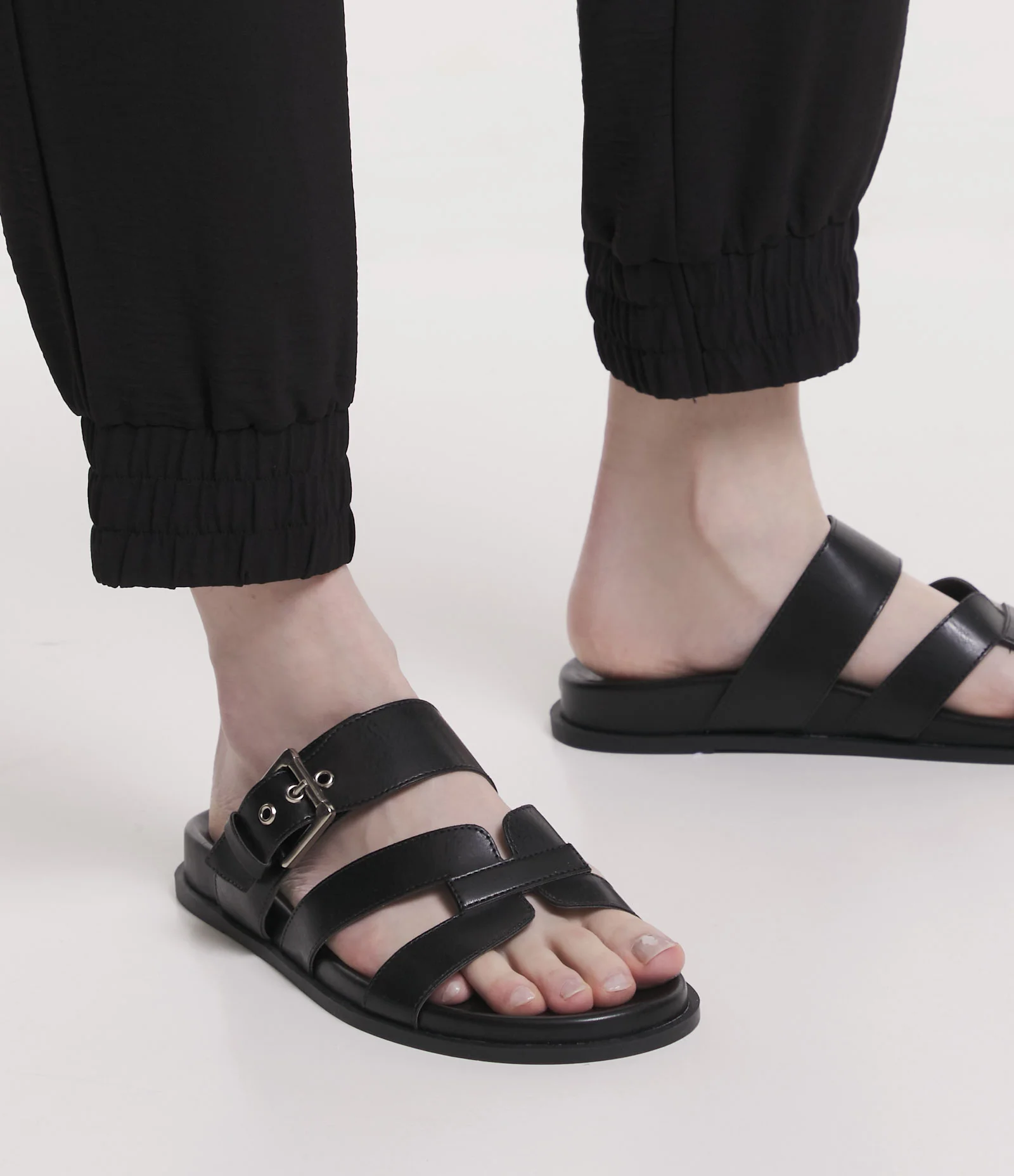 Sandália Rasteira com Fivela e Tira em H Preto 2