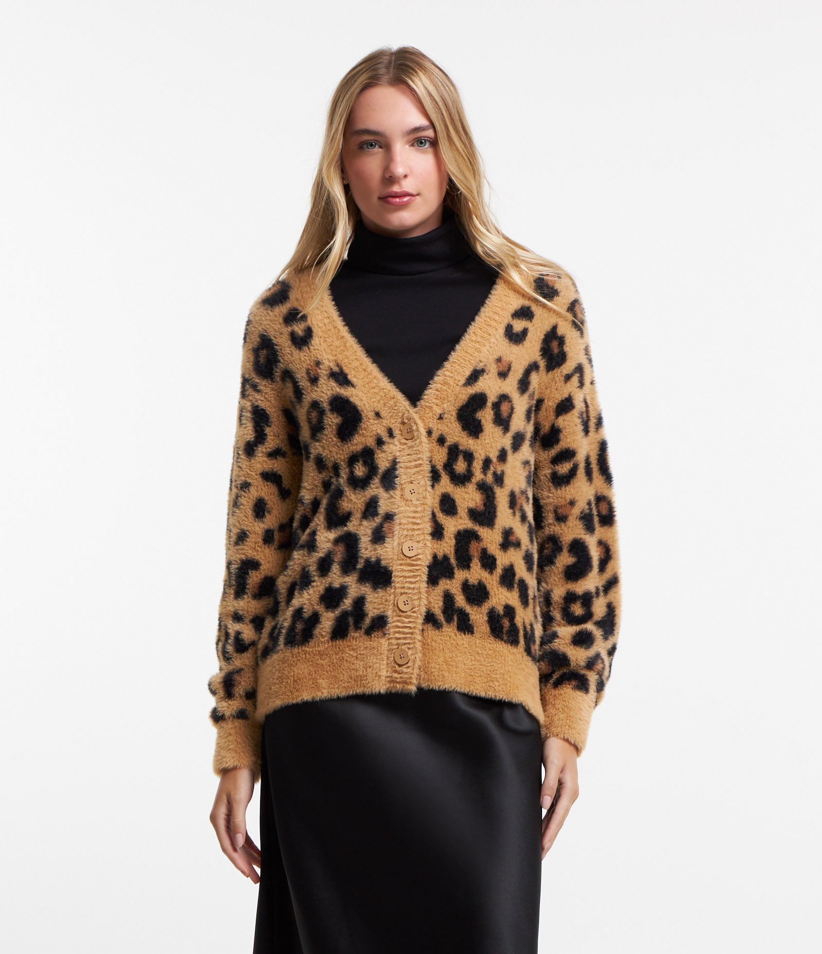 Cardigan Chenille Animal Print com Pelinho e Botões Marrom 1