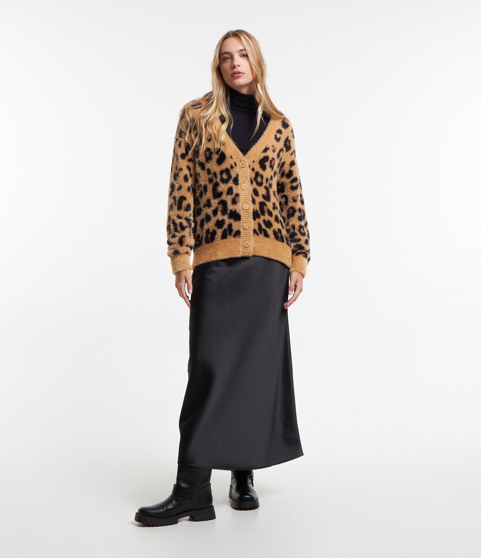 Cardigan Chenille Animal Print com Pelinho e Botões Marrom 2