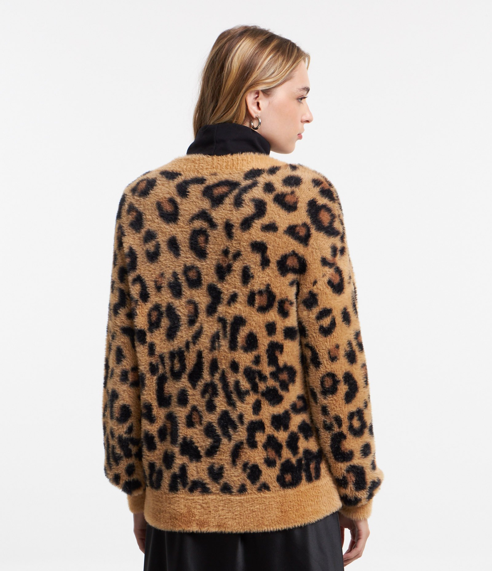 Cardigan Chenille Animal Print com Pelinho e Botões Marrom 3