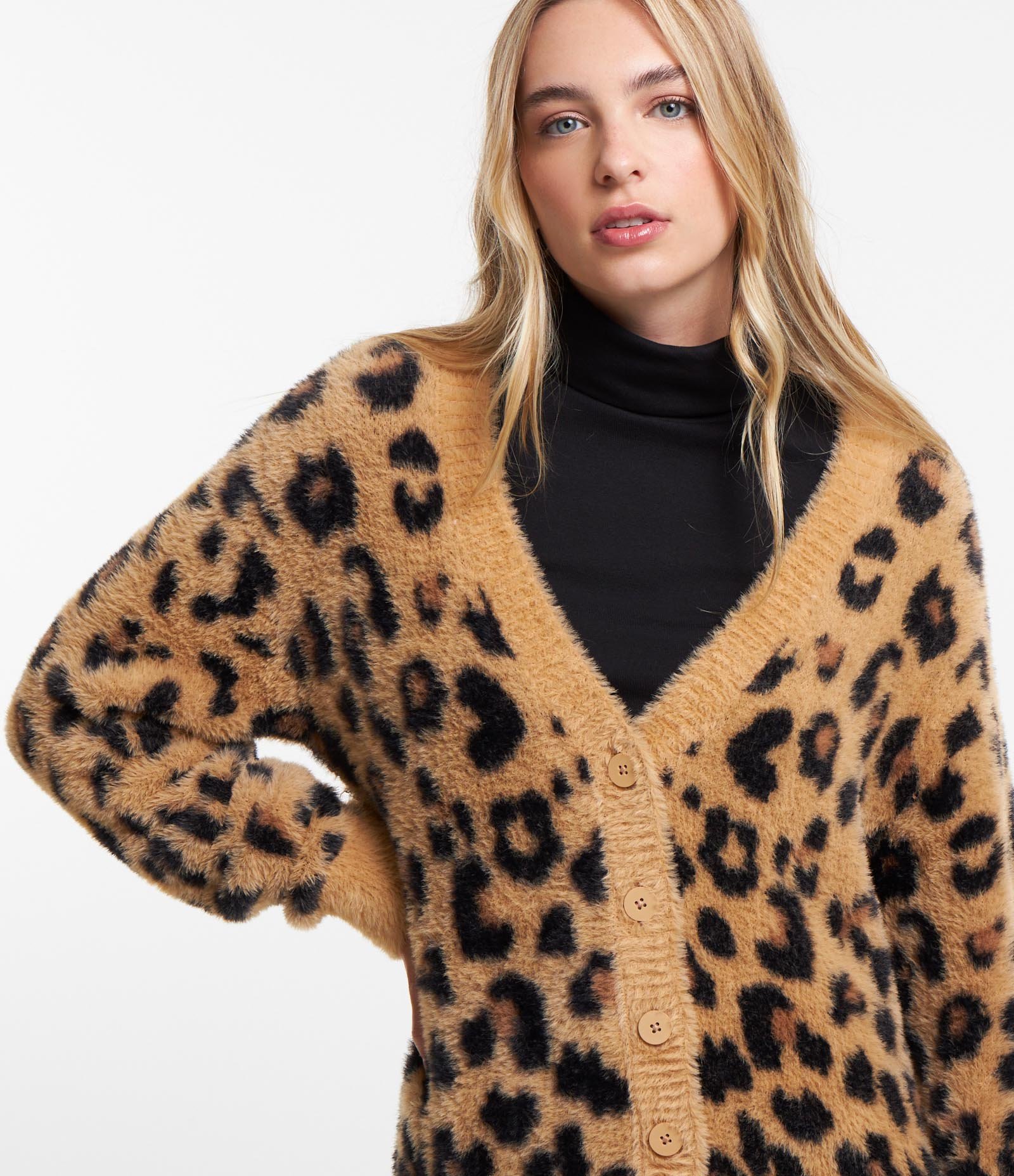 Cardigan Chenille Animal Print com Pelinho e Botões Marrom 4