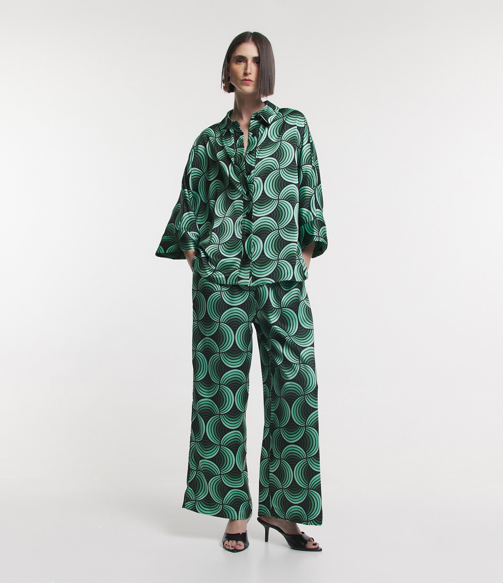 Calça Wide Leg Acetinada com Amarração e Estampa Geométrica Verde 1
