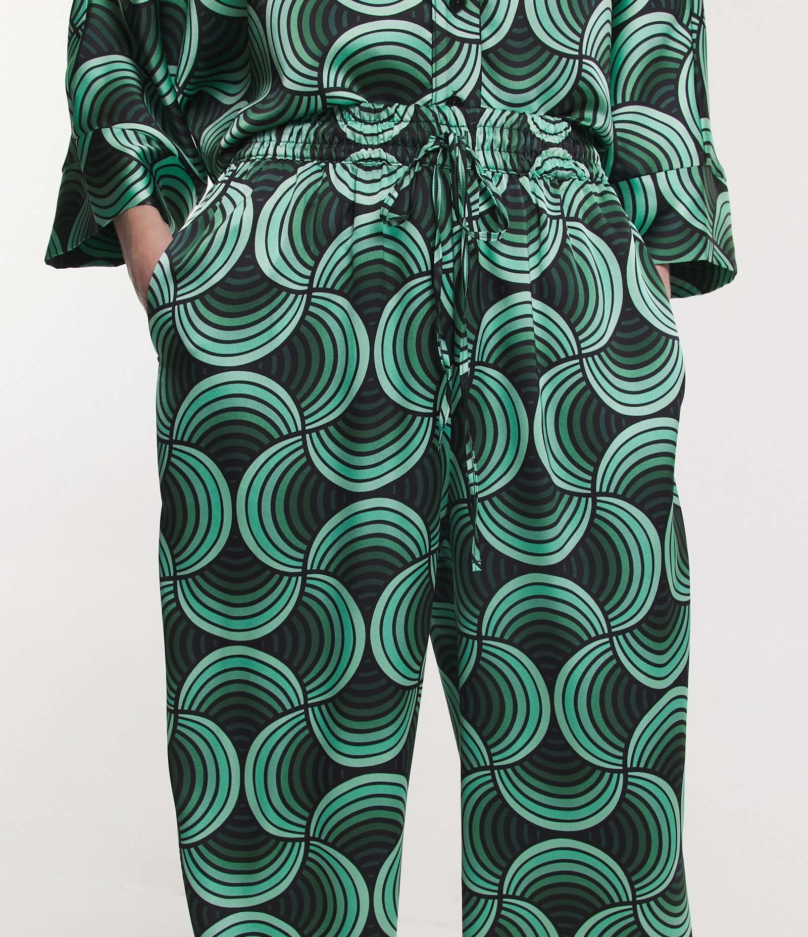 Calça Wide Leg Acetinada com Amarração e Estampa Geométrica Verde 4