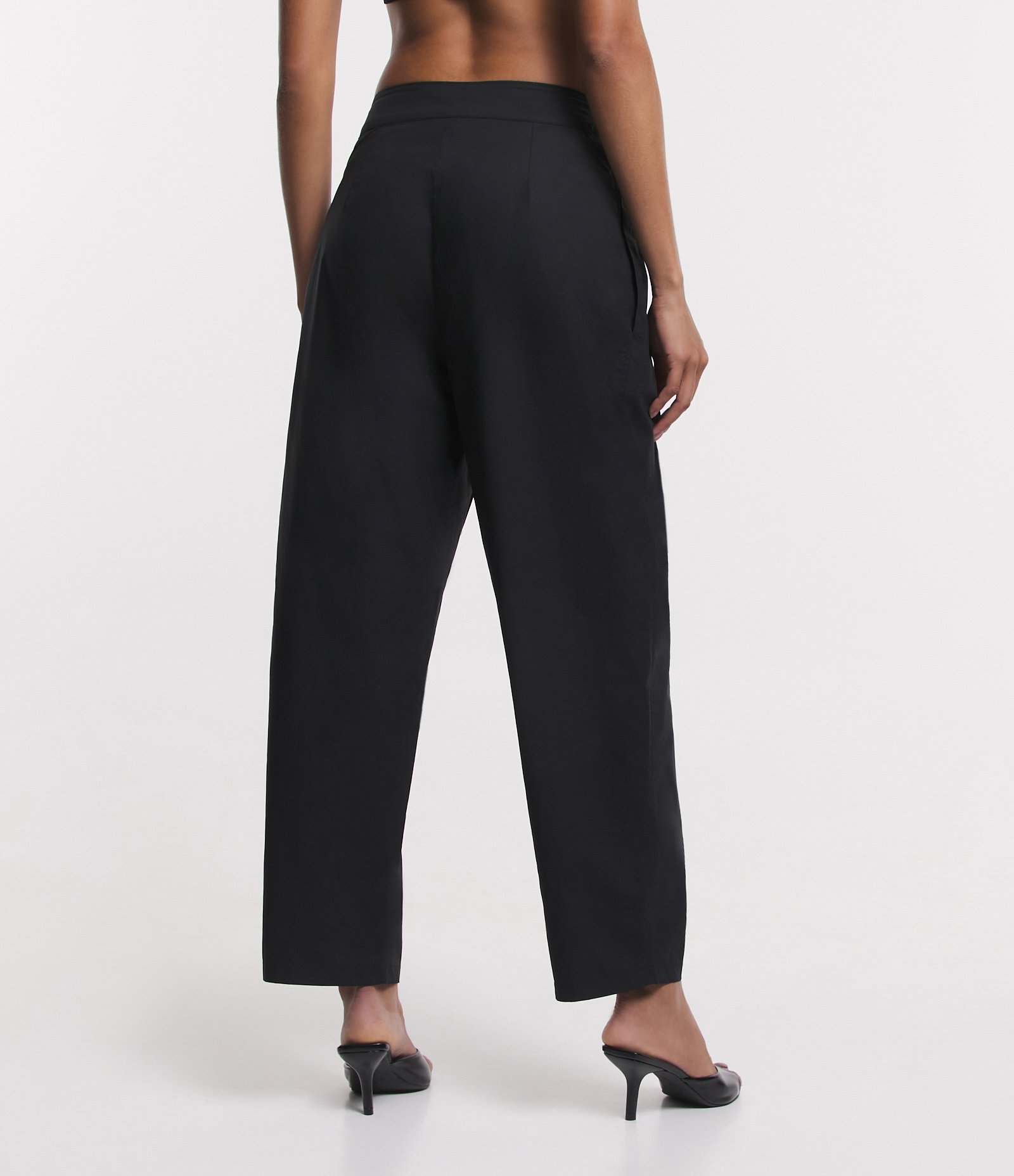 Calça Reta em Tricoline com Cós Clochard e Amarração Preto 3
