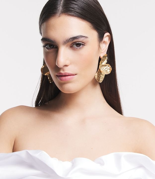 Brinco Grande em Metal de Flor com Efeito Amassado
