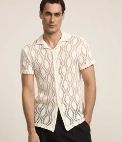 Camisa em Renda Geométrica com Gola Lapela