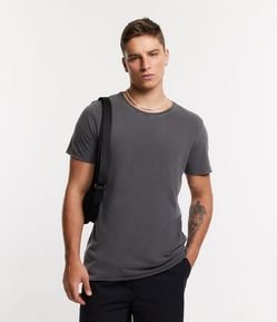 Camiseta Comfort Estonada em Meia Malha com Corte a Fio