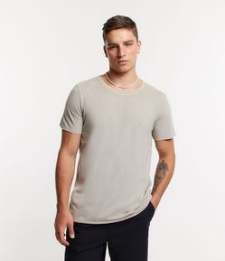 Camiseta Comfort Estonada em Meia Malha com Corte a Fio