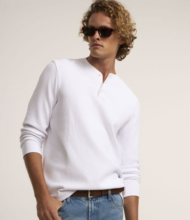 Camiseta em Malha Texturizada com Botões na Gola