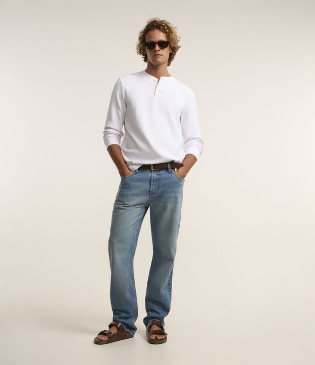 Camiseta em Malha Texturizada com Botões na Gola