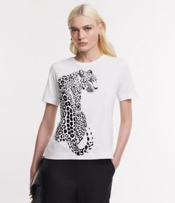Camiseta em Meia Malha com Manga Curta e Estampa Lateral Onça de Costas