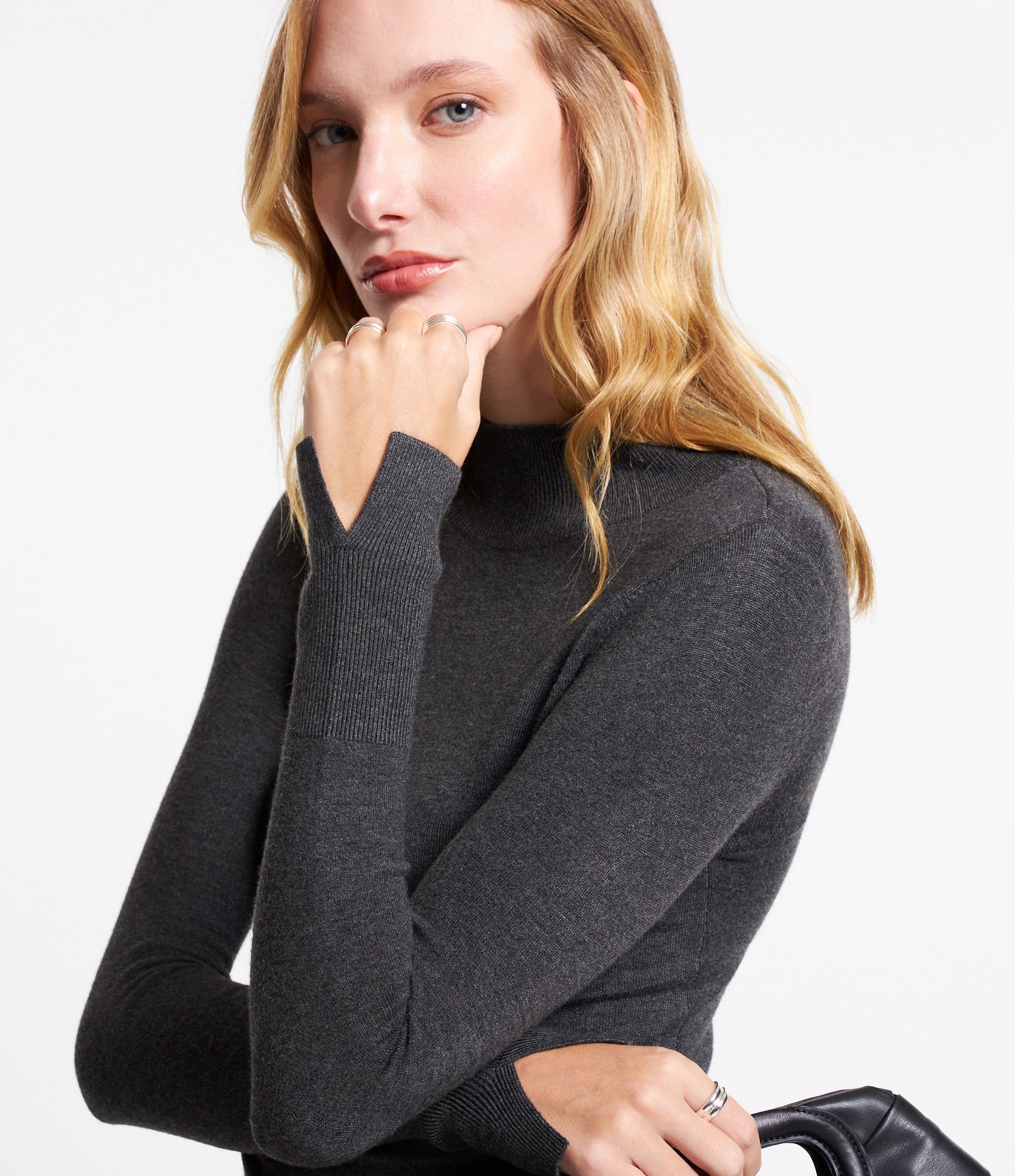 Blusa Básica em Tricô com Golinha Alta Cinza Escuro 1