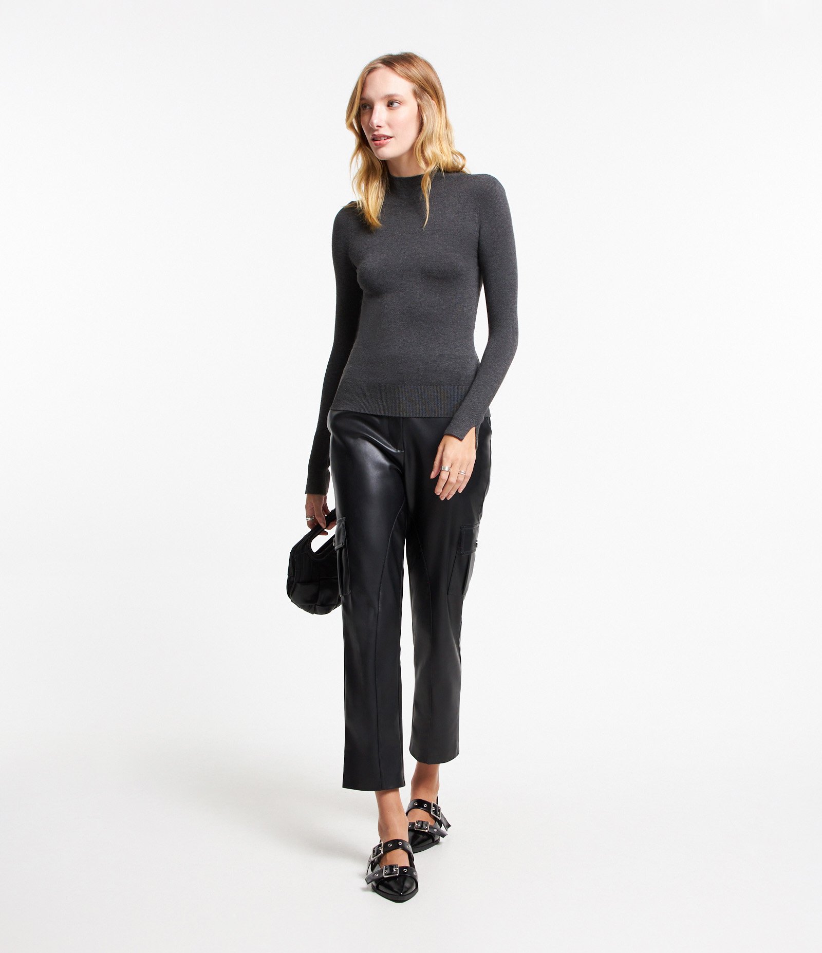 Blusa Básica em Tricô com Golinha Alta Cinza Escuro 2