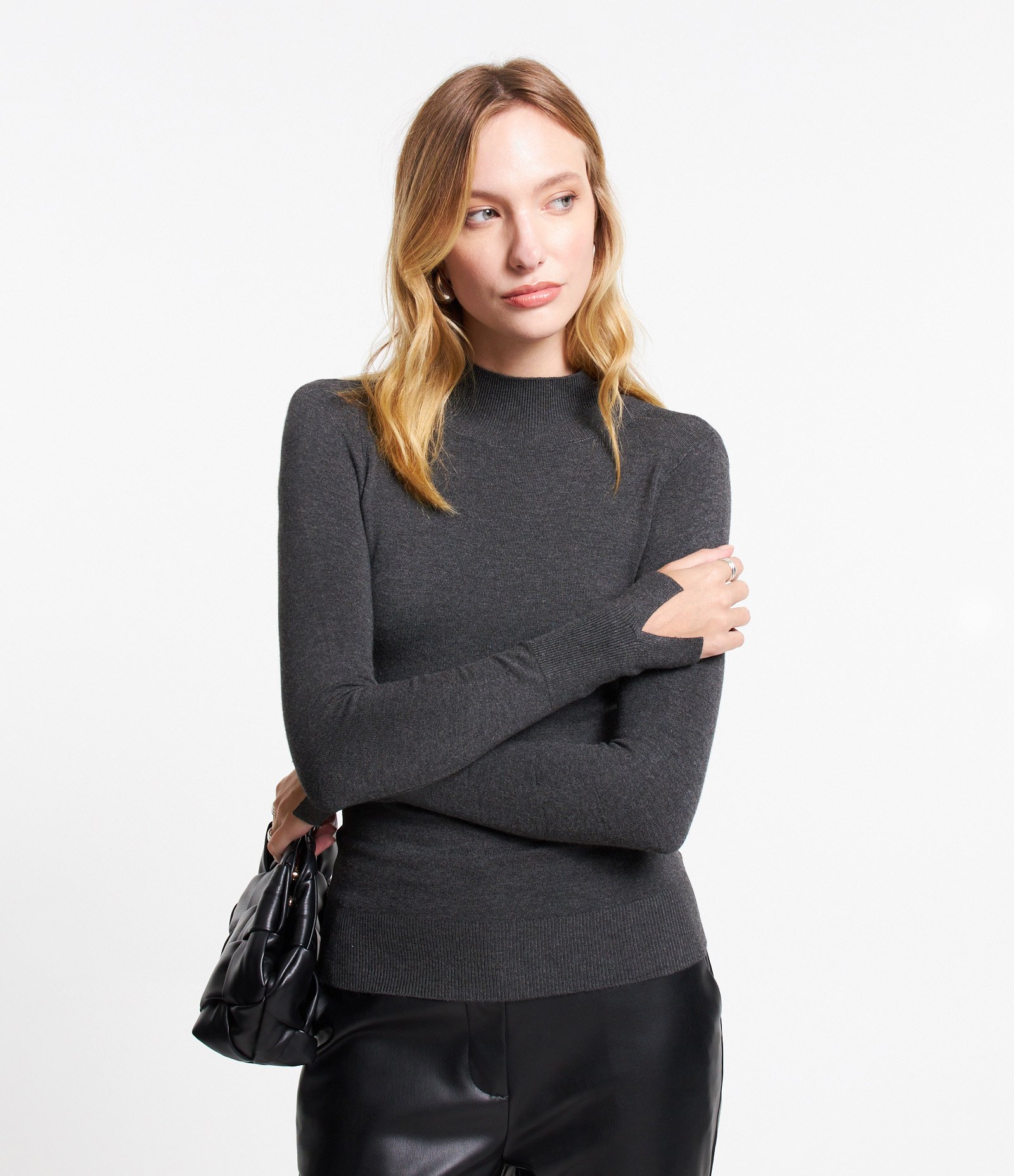 Blusa Básica em Tricô com Golinha Alta Cinza Escuro 3