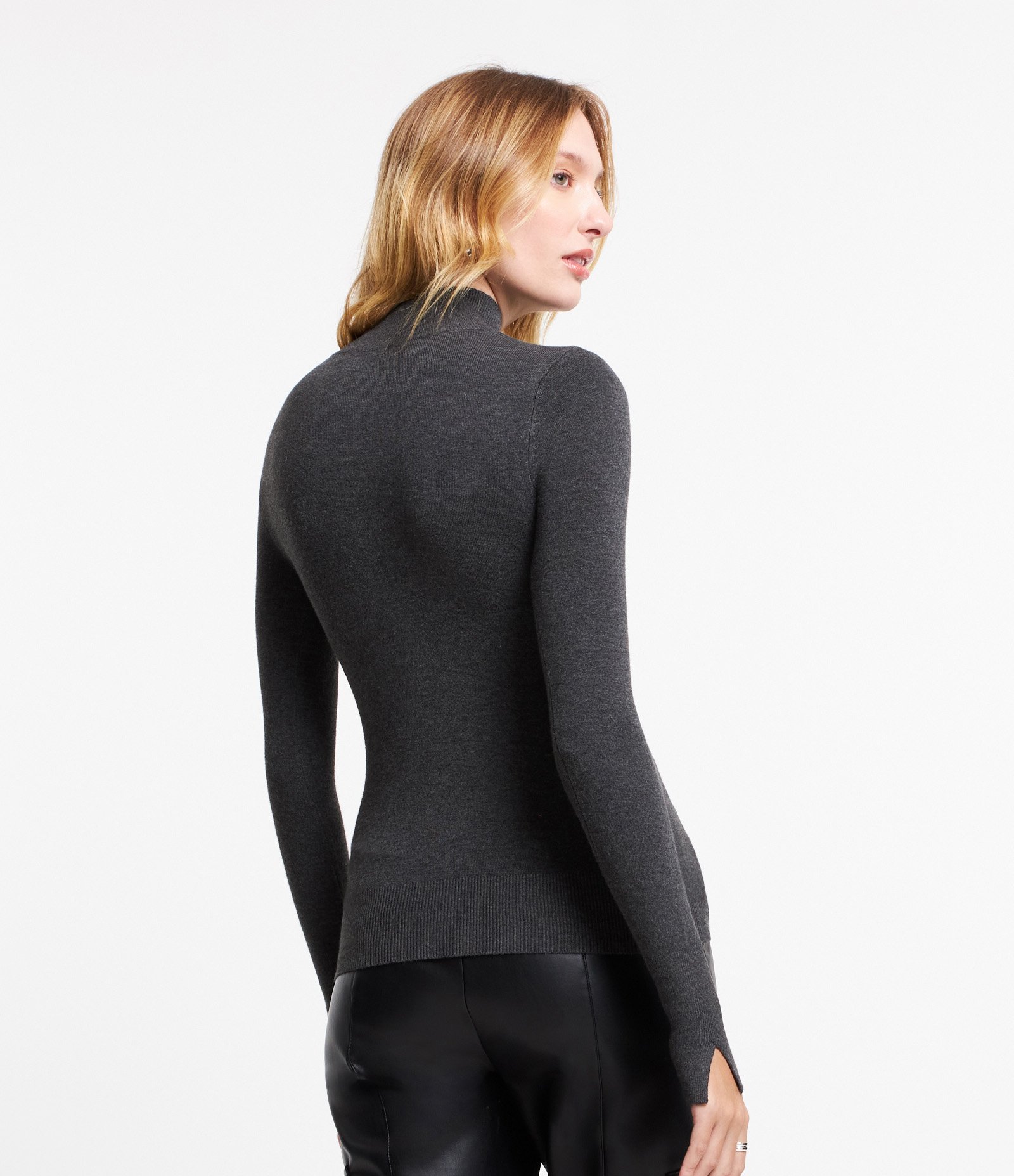 Blusa Básica em Tricô com Golinha Alta Cinza Escuro 4