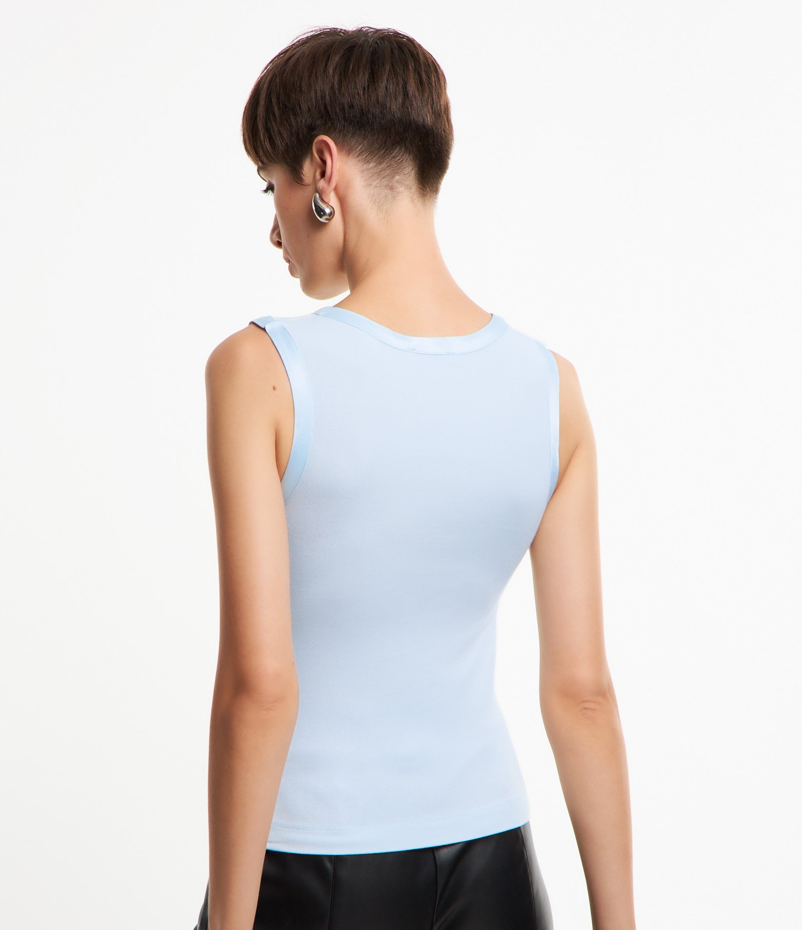 Blusa em Viscose com Cava Acetinada Azul Bebê 5