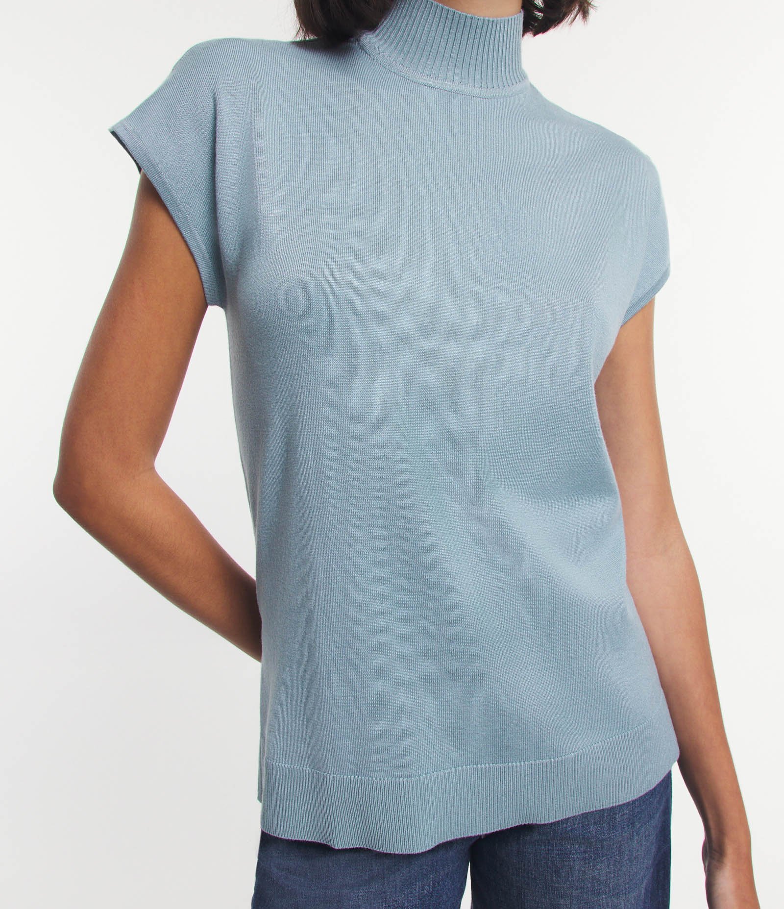 Blusa em Tricô com Gola Alta e Manga Curta Sem Cava 1