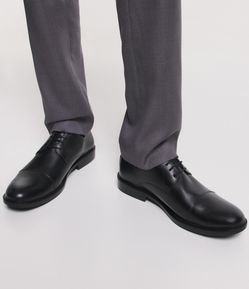 Sapato em Couro com Cadarço e Recortes