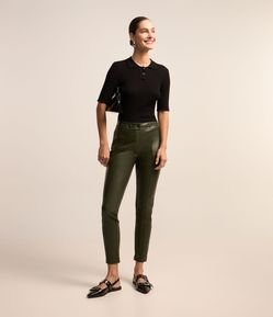 Calça Legging com Frente em Material Sintético e Detalhe Corrente no Cós