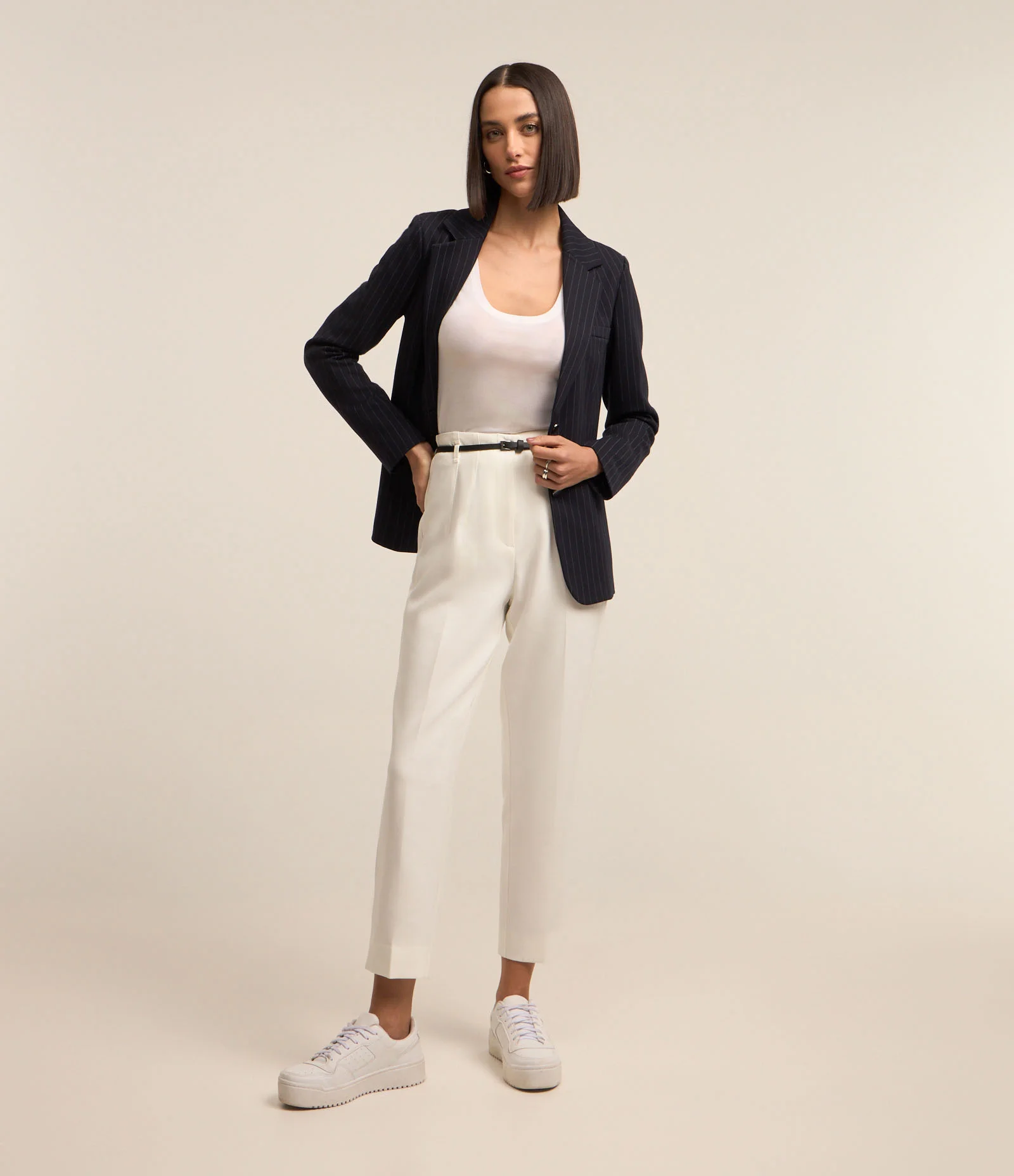 Calça Cenoura Alfaiatada com Cintinho em Material Sintético 1