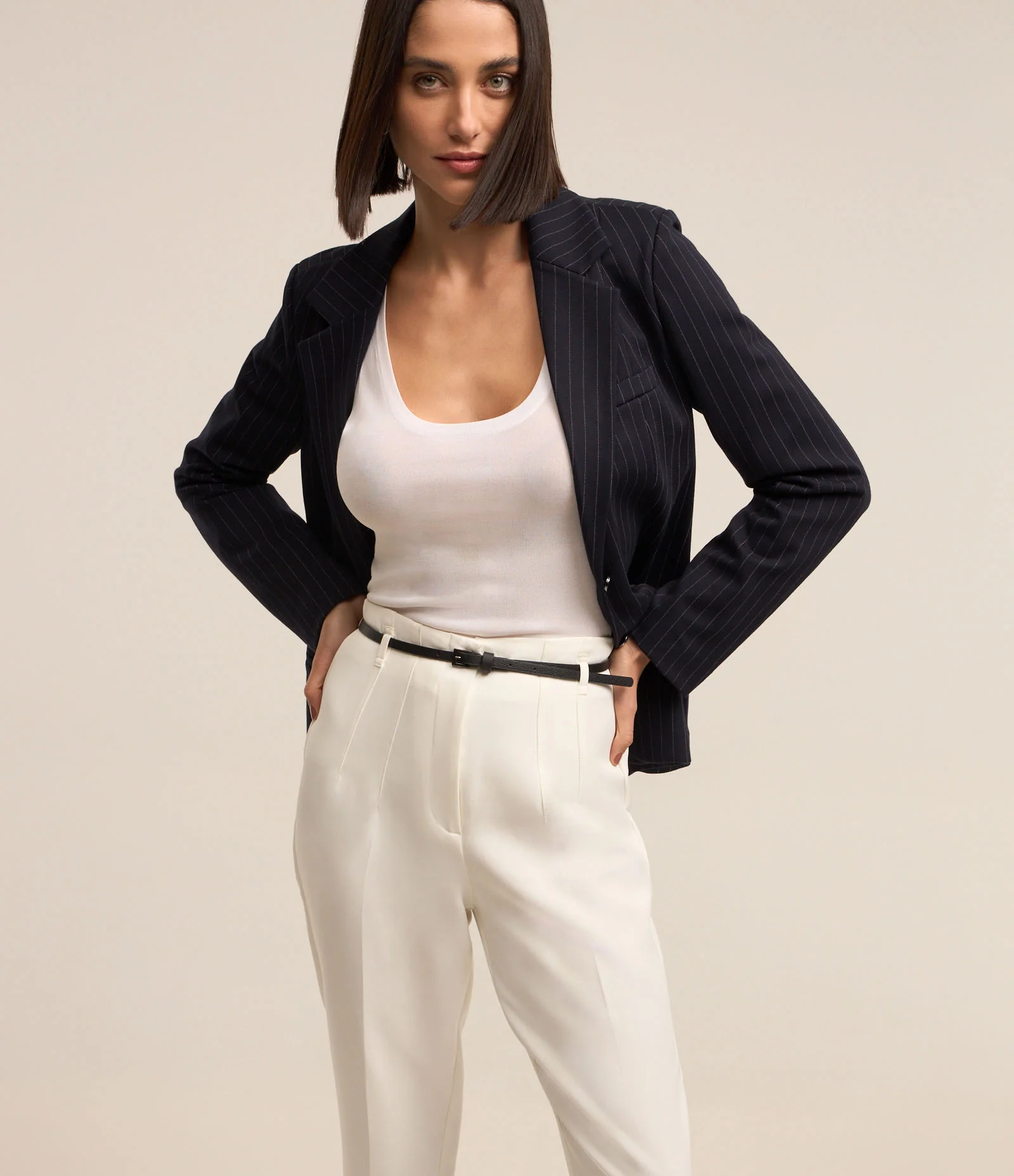 Calça Cenoura Alfaiatada com Cintinho em Material Sintético 2