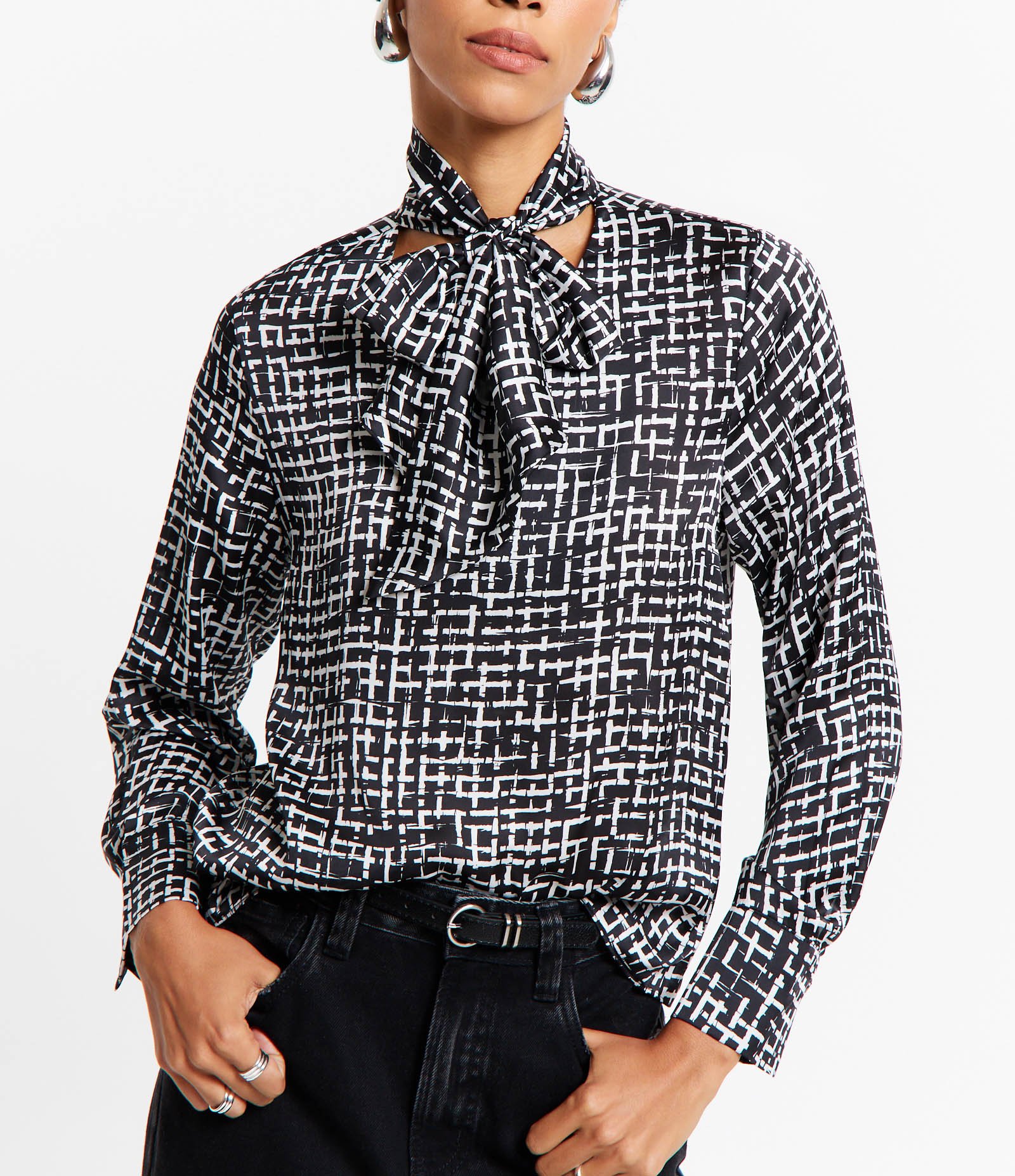Blusa em Tecido Acetinado com Laço na Gola e Estampa Geométrica Preto/ Branco 1