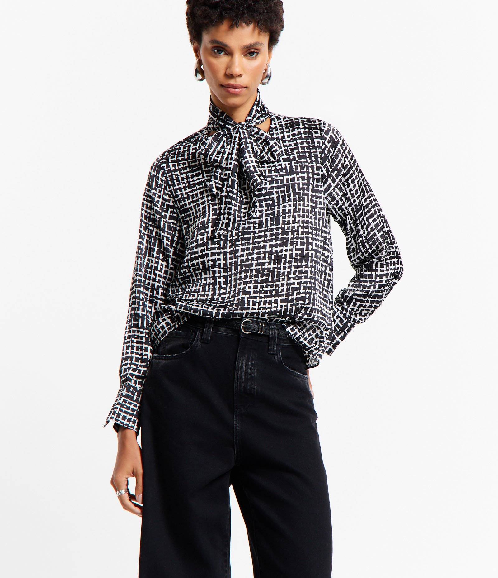 Blusa em Tecido Acetinado com Laço na Gola e Estampa Geométrica Preto/ Branco 2