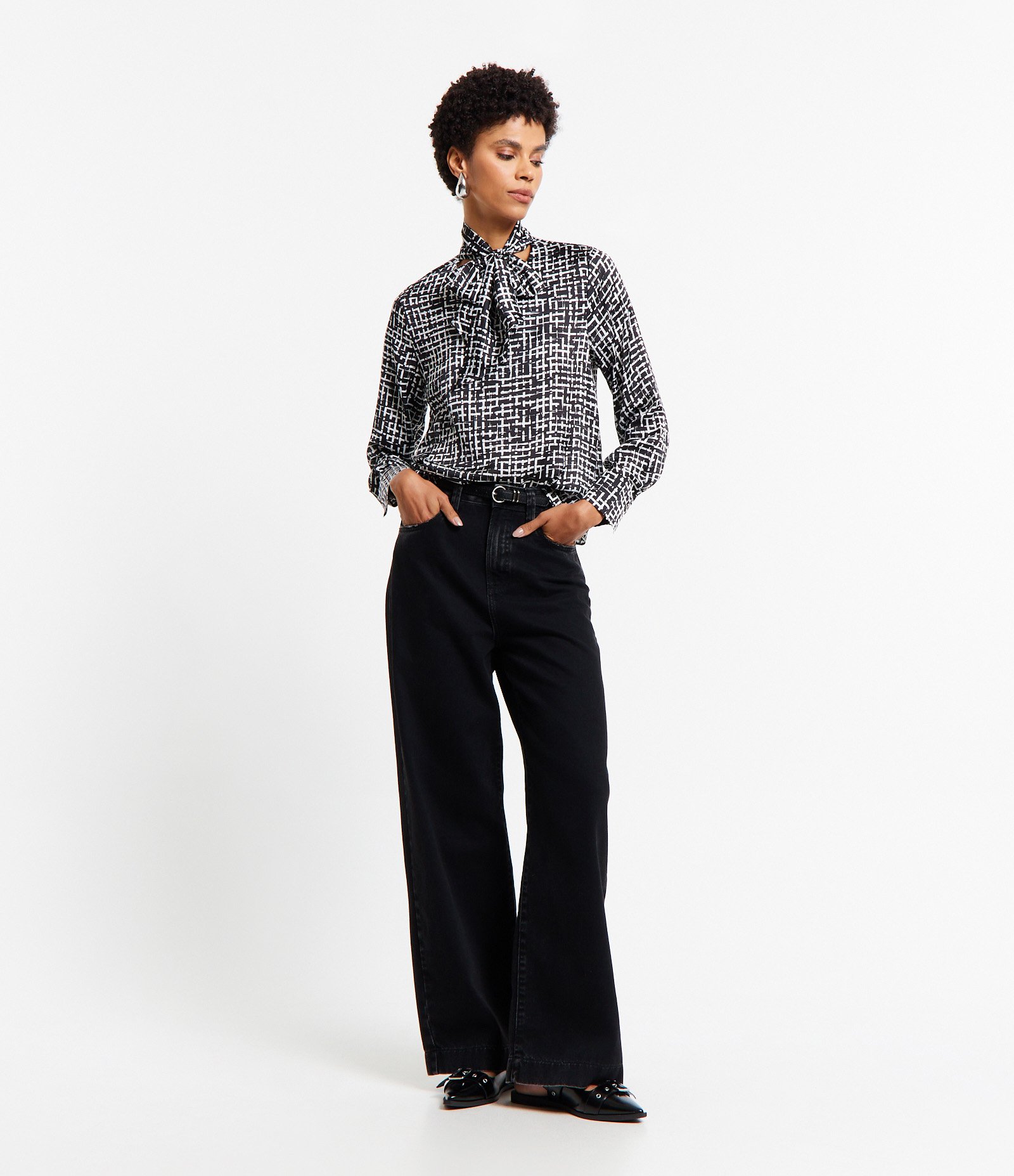 Blusa em Tecido Acetinado com Laço na Gola e Estampa Geométrica Preto/ Branco 3