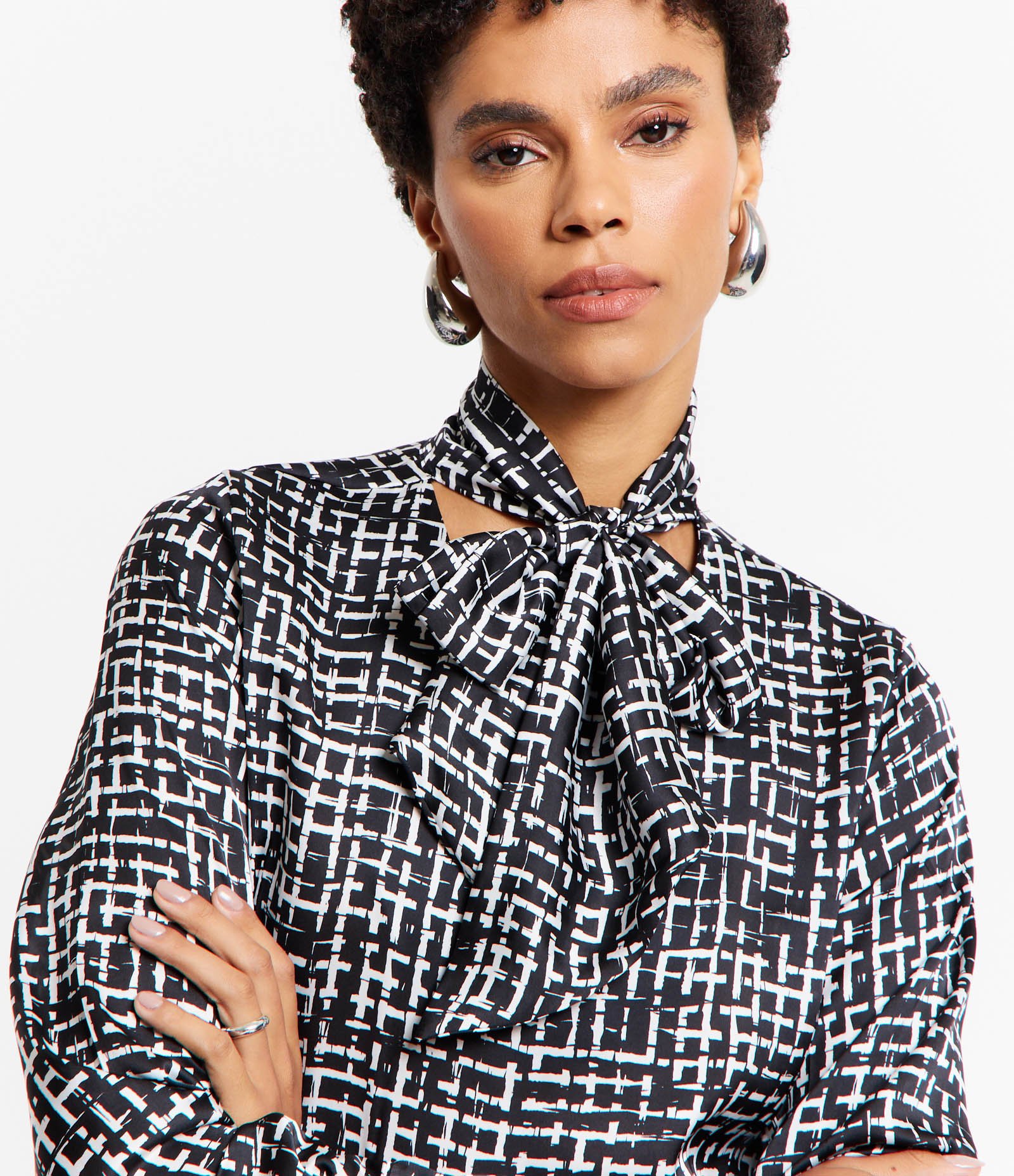 Blusa em Tecido Acetinado com Laço na Gola e Estampa Geométrica Preto/ Branco 4
