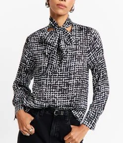 Blusa em Tecido Acetinado com Laço na Gola e Estampa Geométrica