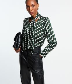 Blusa em Tecido Acetinado com Amarração na Gola e Estampa Geometrica