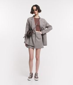 Saia Curta Alfaiatada com Estampa Xadrez e Fenda Frontal