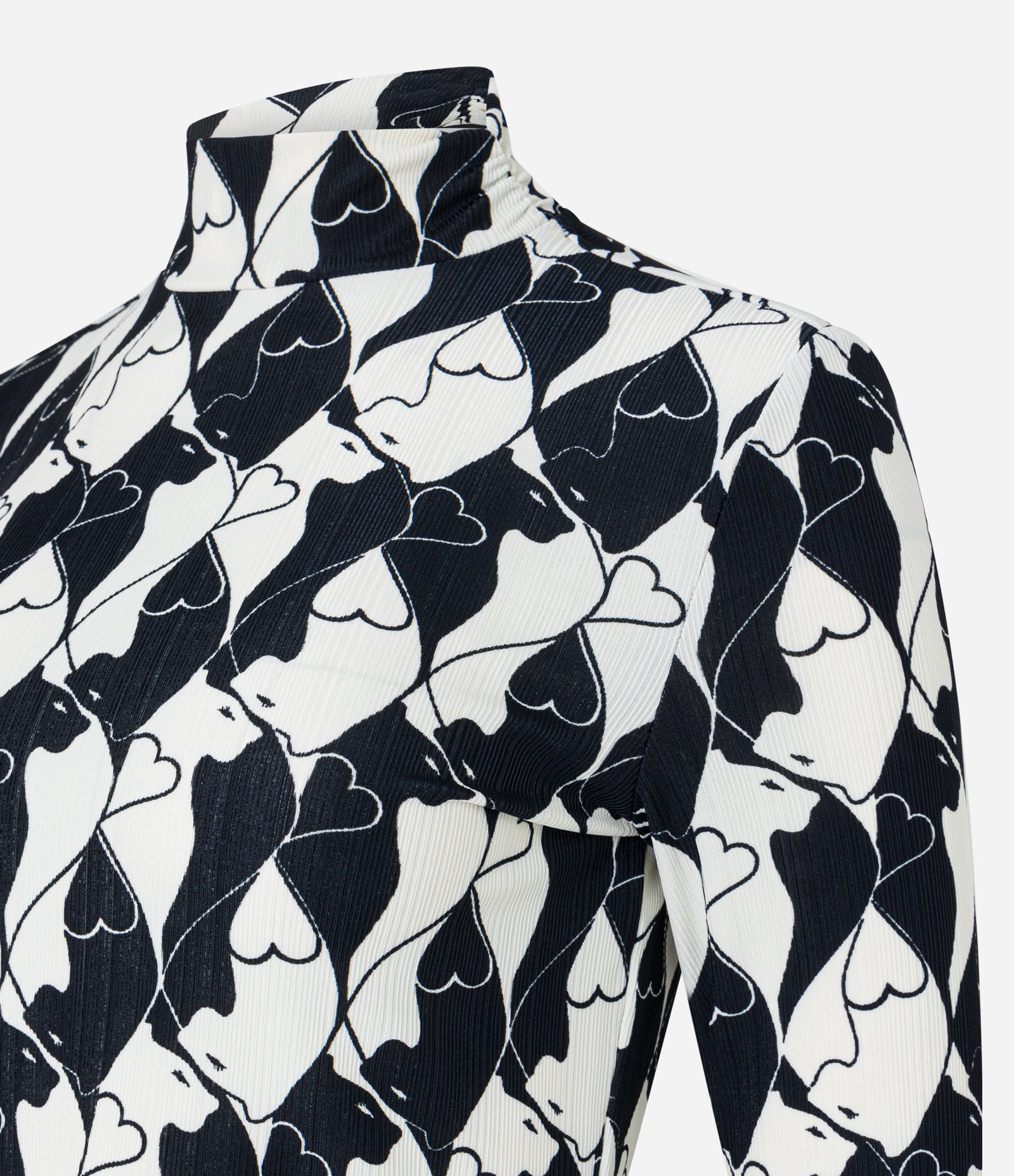 Blusa em Malha Plissage com Gola Alta e Estampa Corações Preto/ Branco 8