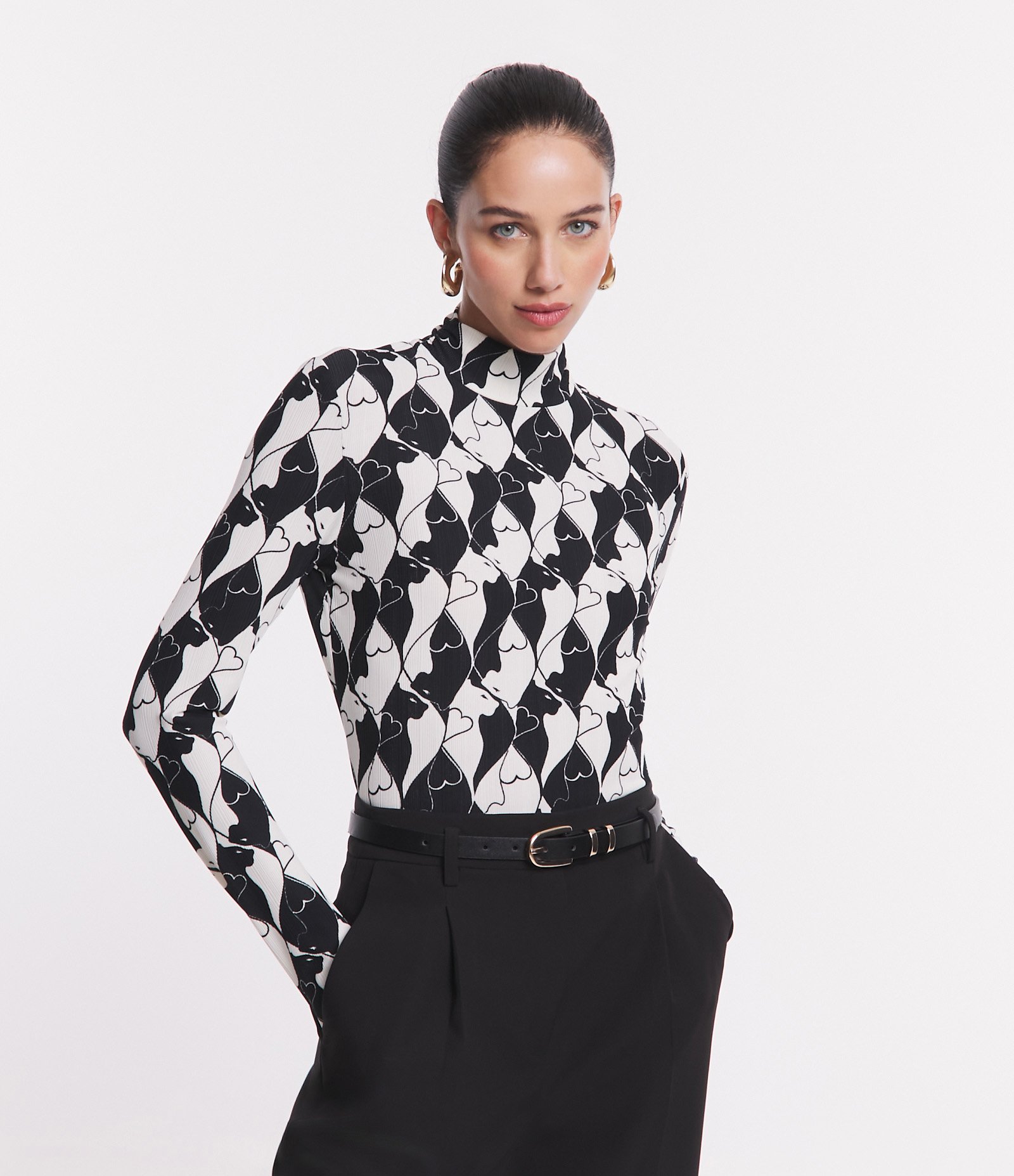 Blusa em Malha Plissage com Gola Alta e Estampa Corações Preto/ Branco 1
