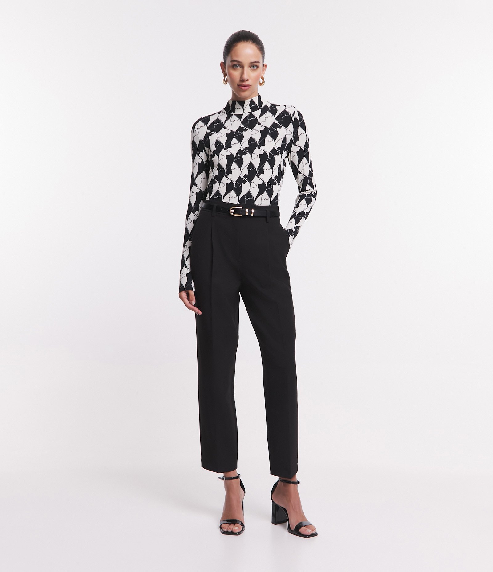Blusa em Malha Plissage com Gola Alta e Estampa Corações Preto/ Branco 2