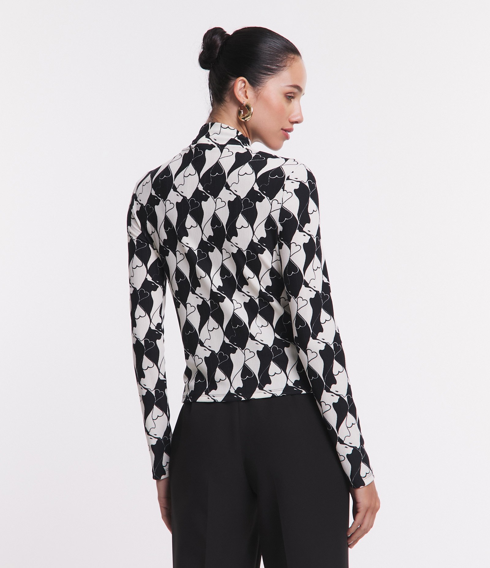Blusa em Malha Plissage com Gola Alta e Estampa Corações Preto/ Branco 3