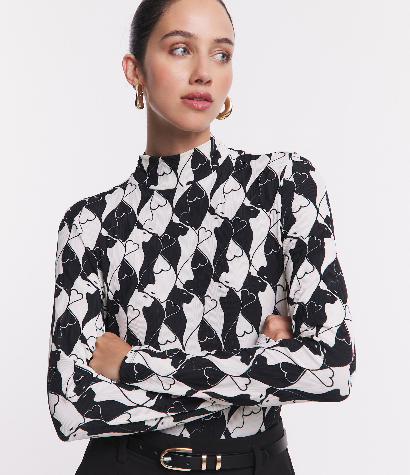 Blusa em Malha Plissage com Gola Alta e Estampa Corações Preto/ Branco 4