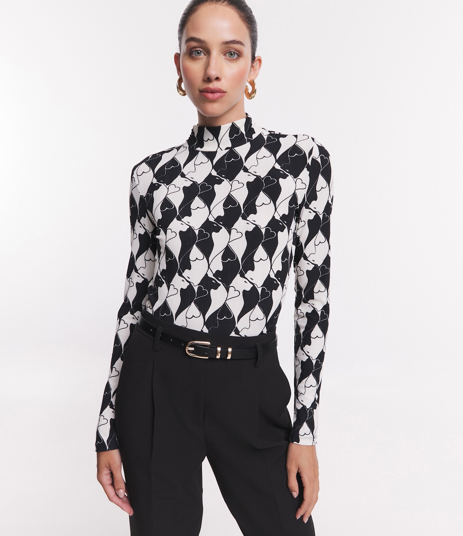 Blusa em Malha Plissage com Gola Alta e Estampa Corações Preto/ Branco 5
