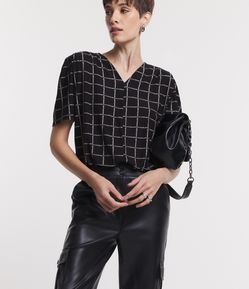 Blusa em Viscose com Decote V e Estampa Xadrez Grid