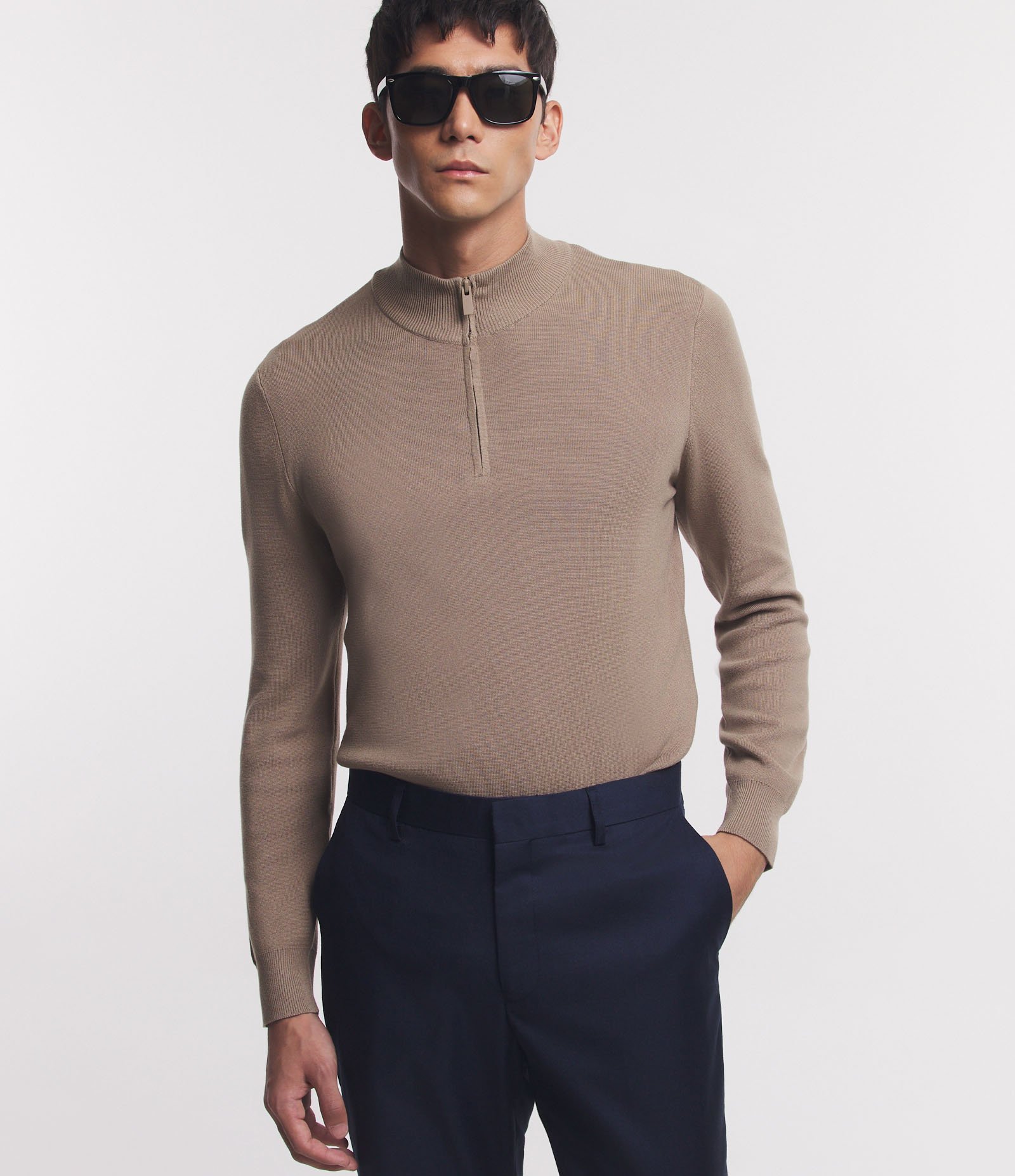 Suéter Comfort em Viscose Texturizada com Gola Alta e Zíper Bege 1