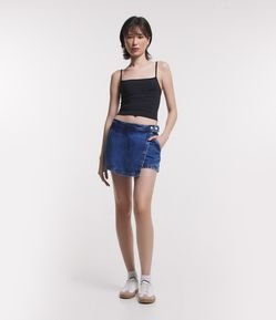 Short Saia Jeans com Transpasse Frontal e Abotoamento