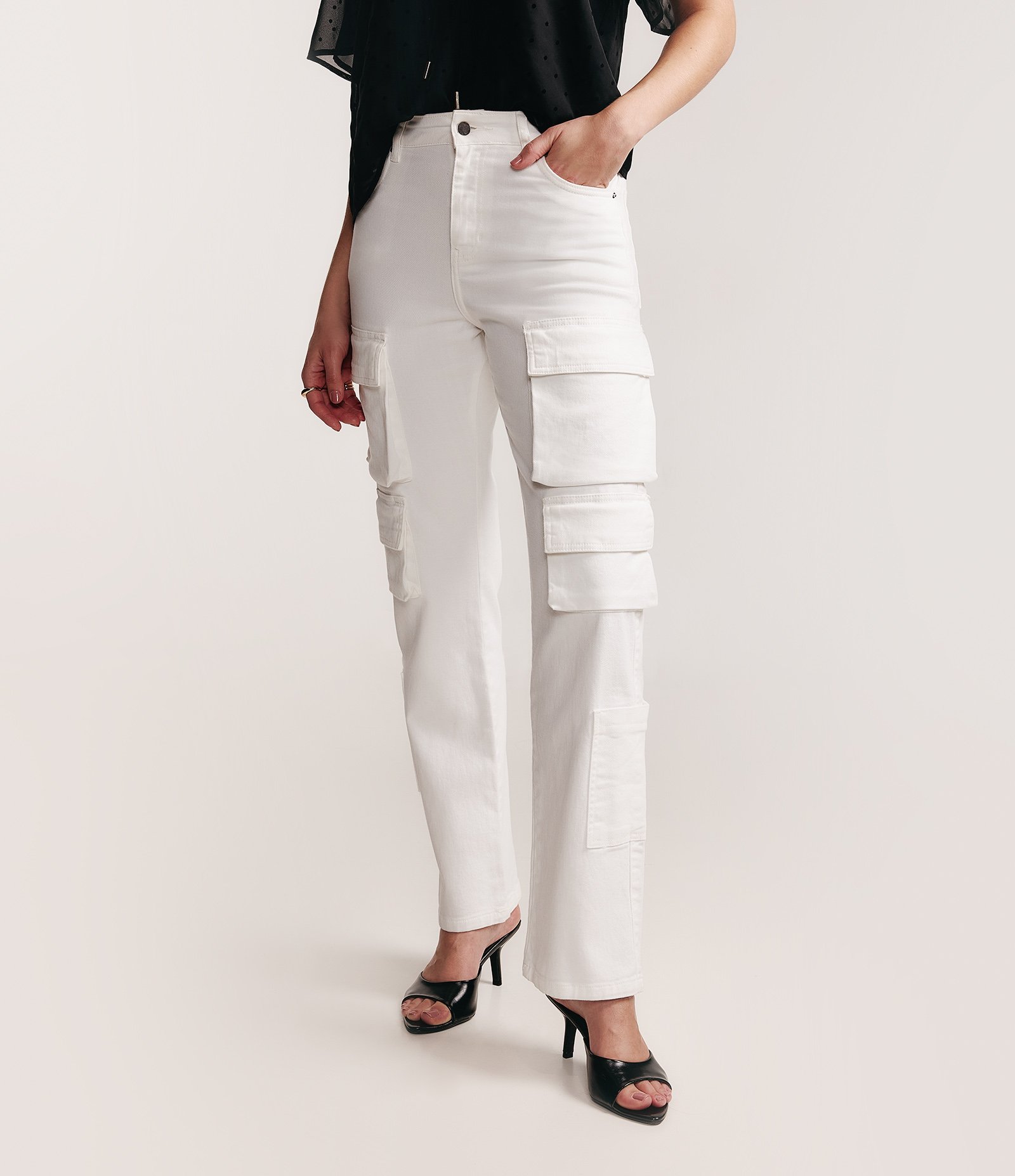 Calça Reta em Sarja com Bolsos Cargo Branco 1