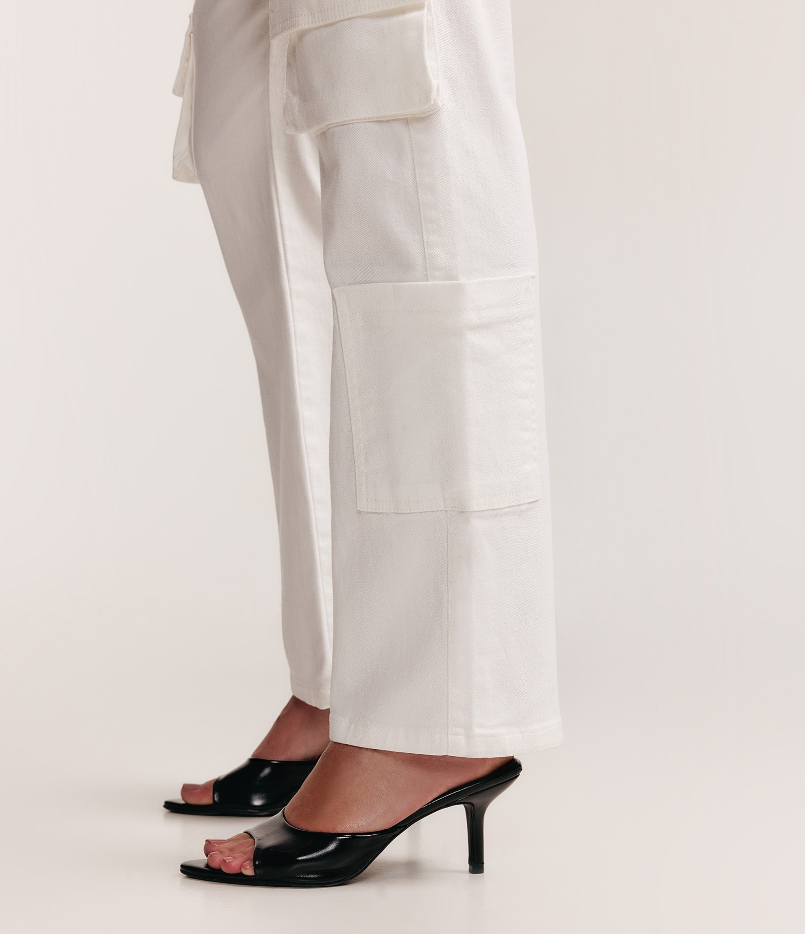 Calça Reta em Sarja com Bolsos Cargo Branco 3