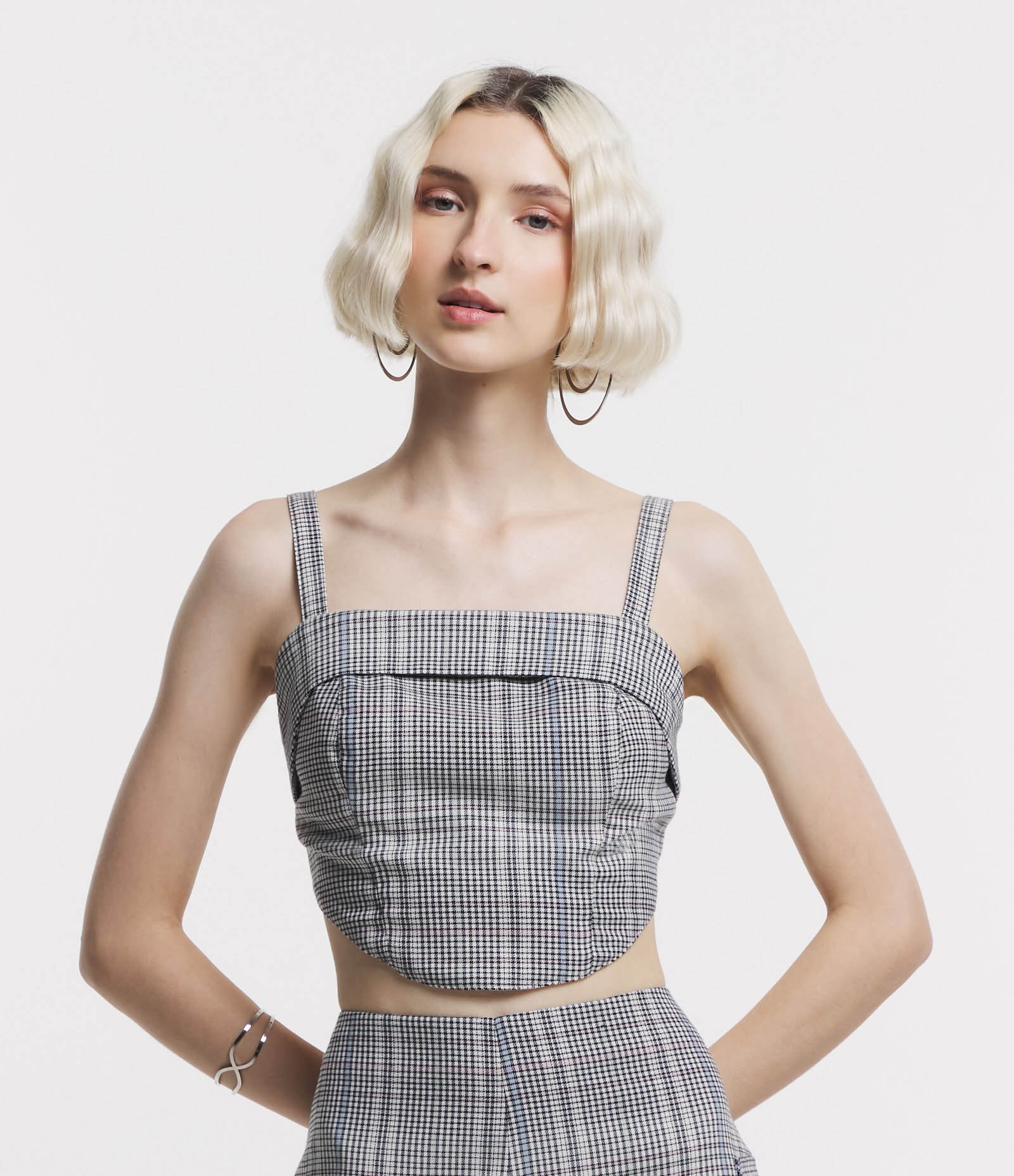 Blusa de Alça Cropped com Estampa Xadrez e Zíper nas Costas Cinza 1